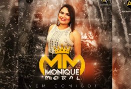 Monique moral flagrada sem calcinha mostrando a buceta em show