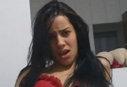 Morena batendo siririca até gozar para o pastor da igreja na webcam