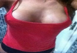 Morena boazuda peituda tirando selfies depois da academia
