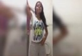 Morena da xoxota peluda fazendo strip