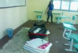 Morena dando a buceta na escola