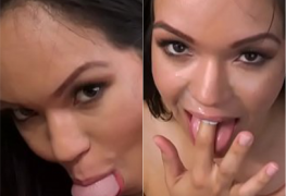 Morena delicia fazendo uma bela garganta profunda para tomar leitinho