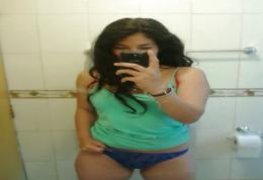 Morena deliciosa mostrando seu rabão em nudes no banheiro