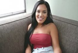 Morena gatinha das tetas lindas dando muito para o primo novinho