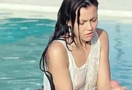Morena gostosa chupando e dando na piscina