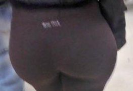 Morena gostosa com calça justa no supermercado