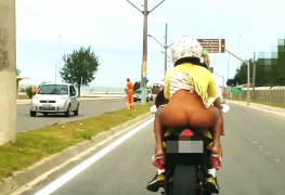 Morena Gostosa na moto sem calcinha