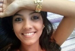 Morena magrinha nua em fotos caseiras