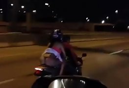 Morena mostrando bunda na moto do namorado
