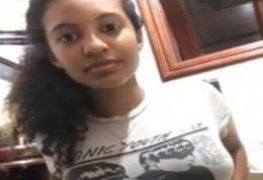 Morena novinha com muito tesão fazendo strip na webcam