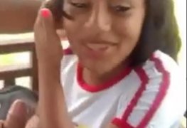 Morena safadinha lambendo a piroca do amigo da escola no intevalo da aula