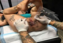 Morena tatuando o cuzinho toda meladinha levando dedada