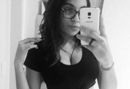 Morena tirou selfies nua mostrando o cuzinho