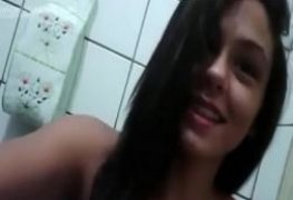 Morena virgem desesperada por uma rola fez vídeo e caiu na net