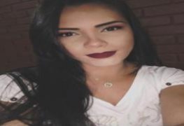 Moreninha gata tirou fotos na frente do espelho e caiu na net