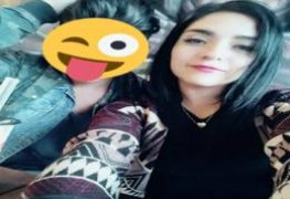 Moreninha linda mostrando a bucetinha melada