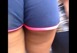 Moreninha novinha com shortinho sem calcinha enfiado todo no rabo