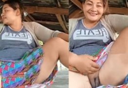 Mostra a buceta tia, a minha mãe não tá olhando