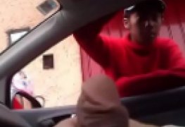 Mostra rola a craqueira e convece ela a mamar gostoso