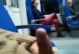 Mostrou a rola pra safada no metro e a puta foi mamar