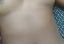 Mulata perfeita batendo uma siririca