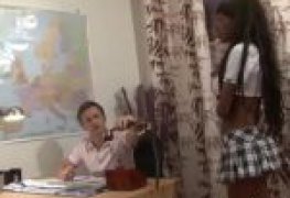 Mulatinha secretaria querendo aumento com patrão