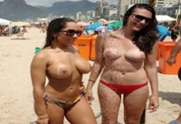 Mulher Melão pelada na praia deixando todo mundo de pau duro
