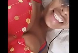 Na cama toda danadinha de tesão