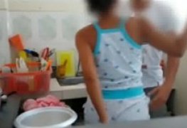 Na cozinha assediando a prima safada