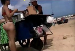 na praia aprontando muito