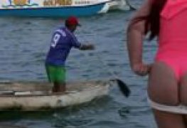 Na praia de buzios de shortinho socado provocando