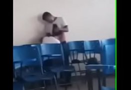 Na sala de aula mamando rola