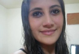 Namorada gostosa abrindo o cuzão em fotos amadoras