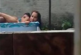 Namorados flagrados fudendo na piscina de ladinho no quintal de casa xxx