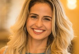 Nanda costa mostrando os peitos em cena de sexo na série entre irmãs