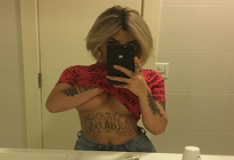 Nayara novinha tatuada se exibindo ao vivo no instagram