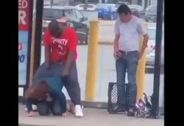 Negão arrombando gorda no ponto de ônibus e marido chega de bicicleta