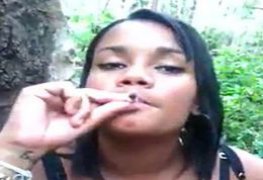 Negra novinha fumando maconha e chupando a rola do irmão no mato