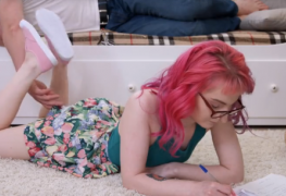nerd branquinha dando sua bundinha apertada