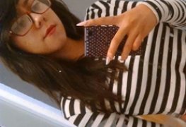 Nerd dos peitos durinhos caiu na rede em fotos caseiras