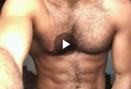 Nerd peludinho exibindo o pirocão
