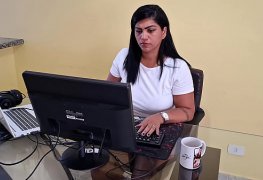 Nicoly Mattos não resistiu e deu o cuzinho no sofá da recepção depois de mama...