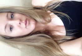 Ninfeta linda dos olhos azuis filmando seu corpo perfeito