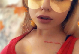 Ninfeta loira encarando um lora grande e grossa até ficar toda gozada