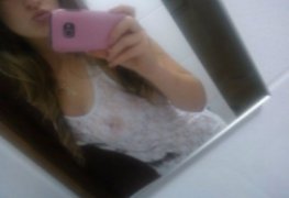 Ninfetinha danada mandando nudes peladinha no espelho