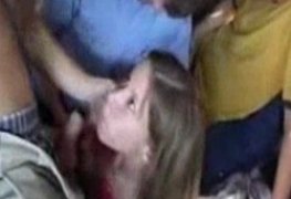 Ninfetinha safada pagando boquete pro coroas na van