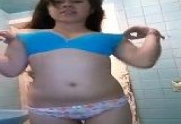 Ninfetinha tirando a roupa