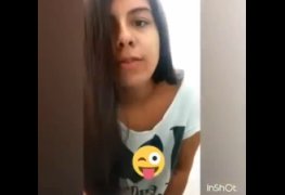 Ninfetinha top dançando funk mostrando a calcinha enfiada na bunda