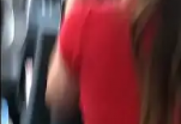No carro come novinha