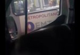 No carro e ela no ônibus e ele se masturbou pra ela